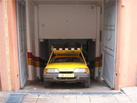 steile helling naar de parkeergarage onder het hotel